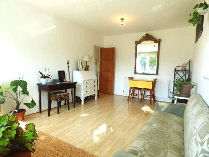 1 Bedroom Flat To Rent In Bannister Close, London, SW2