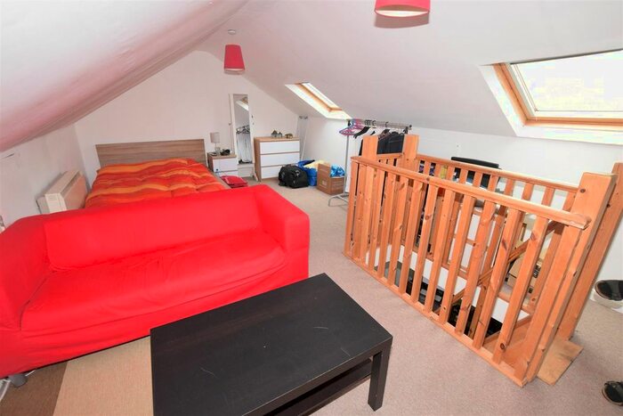 Studio To Rent In Long Lane, London, N3