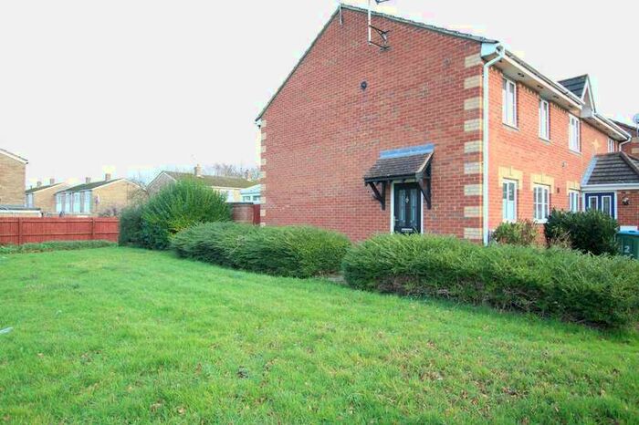 3 Bedroom Semi-Detached House To Rent In Little Close, HP20