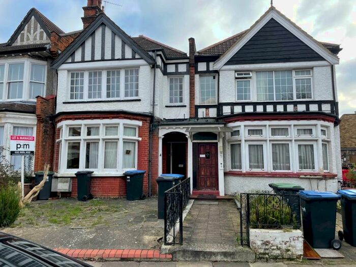 3 Bedroom Flat To Rent In Lakeside Road, Palmers Green, N13