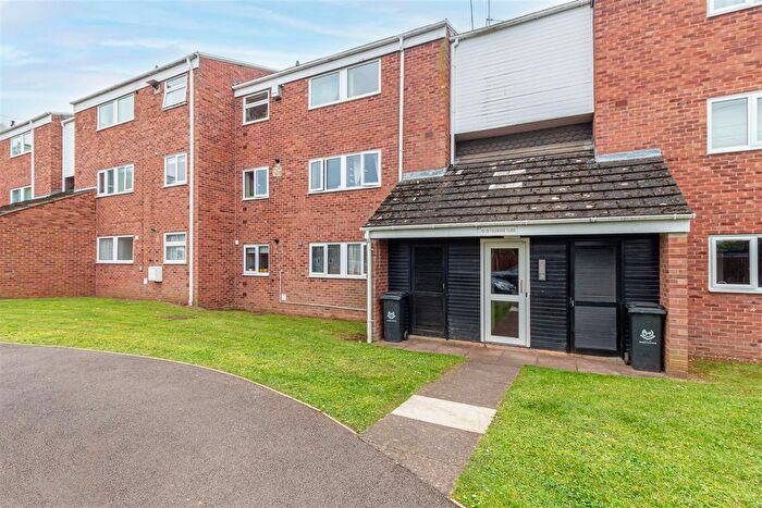 2 Bedroom Flat For Sale In Coleridge Close, Worcester, WR3