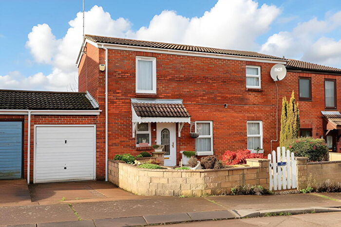 3 Bedroom Semi-Detached House For Sale In Quarry Mews, Purfleet On Thames, Thurrock, RM19