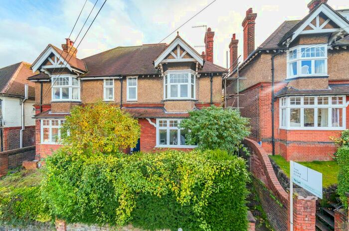 2 Bedroom Flat To Rent In Mareschal Road, Guildford, GU2