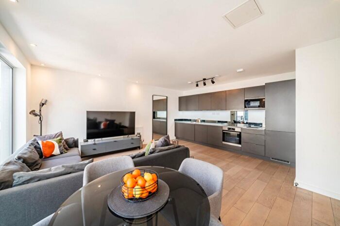 2 Bedroom Flat For Sale In Chatfield Road, Cotton Row, SW11
