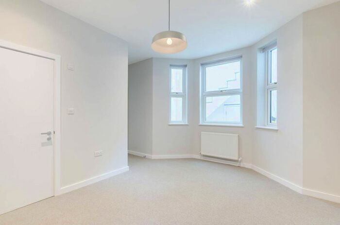 2 Bedroom Flat To Rent In Cavendish Road, Clapham South, London, SW12