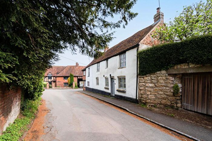 3 Bedroom Semi-Detached House For Sale In High Street, Weedon, HP22