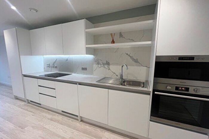 2 Bedroom Flat To Rent In Holdenhurst Road, Bournemouth, BH8