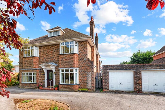 4 Bedroom Detached House For Sale In Broomfield Avenue, Worthing, BN14