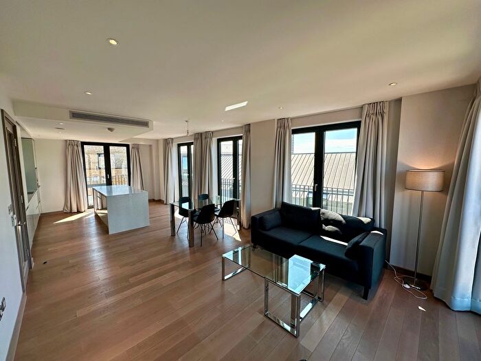 2 Bedroom Flat To Rent In Drapers Yard, Wandsworth, Ram Quarter, London, SW18