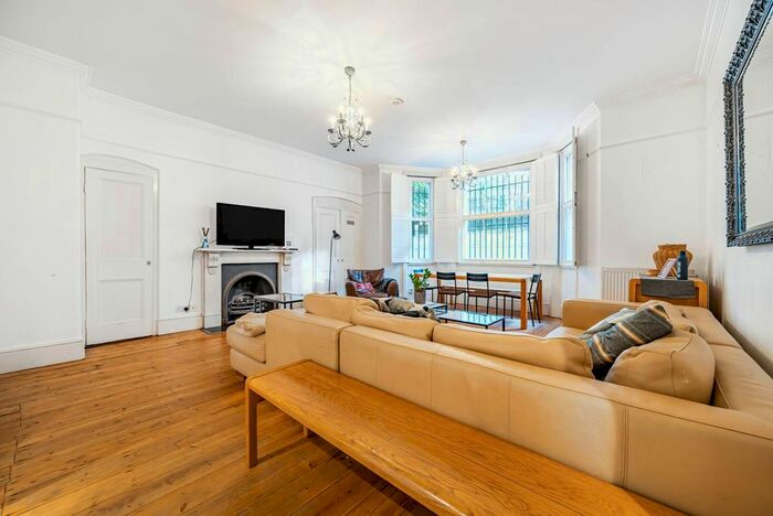 2 Bedroom Flat To Rent In Cromwell Road, Kensington, London, SW5