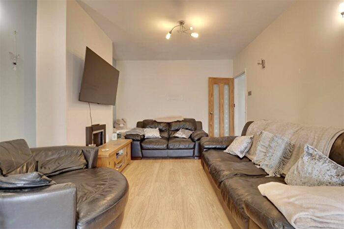 3 Bedroom Semi Detached House For Sale In Stakes Hill Road, Waterlooville, PO7