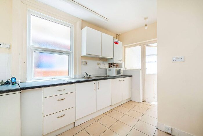 3 Bedroom Flat To Rent In Stanley Road, Teddington, TW11