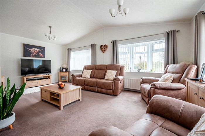 2 Bedroom Bungalow For Sale In Whipsnade Park Homes, Whipsnade, Bedfordshire, LU6