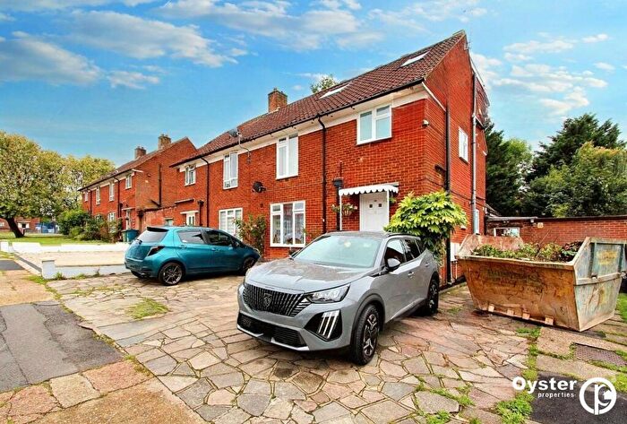 3 Bedroom Flat To Rent In Morecambe Gardens, Stanmore, HA7