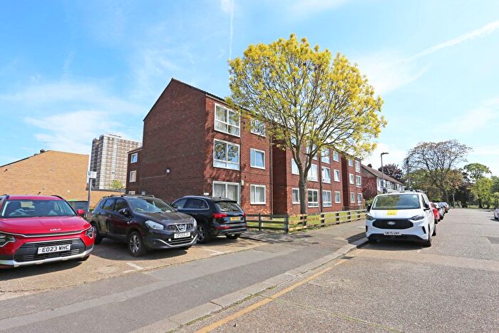 3 Bedroom Flat To Rent In Vicarage Road, Dagenham, RM10