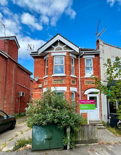 3 Bedroom Apartment To Rent In Charminster Road, Bournemouth - Spacious -Bedroom First-Floor Flat To Rent In Vibrant Charminster, BH8