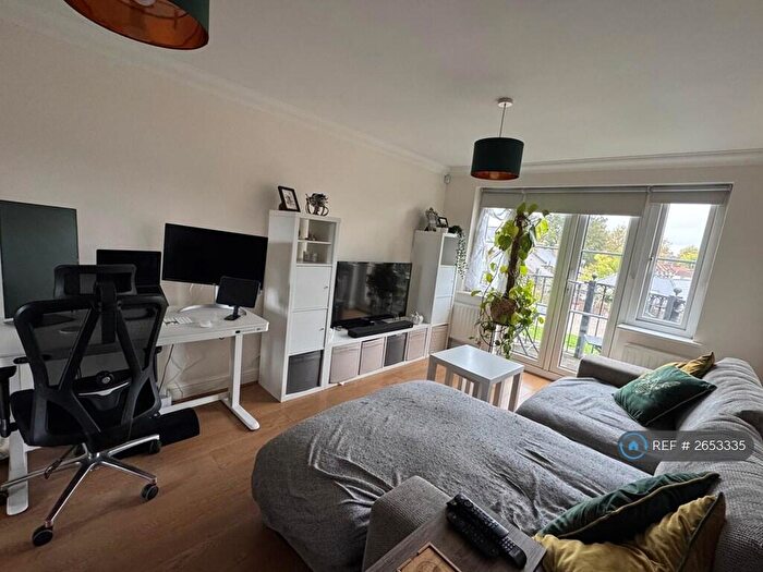 2 Bedroom Flat To Rent In Fontaine Court, London, N14