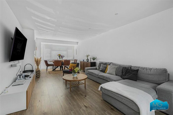 4 Bedroom Semi-Detached House To Rent In Seafield Road, Arnos Grove, London, N11