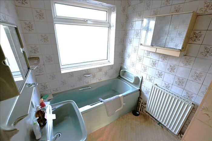 3 Bedroom Terraced House For Sale In Cranleigh Road, Feltham, Middlesex, TW13