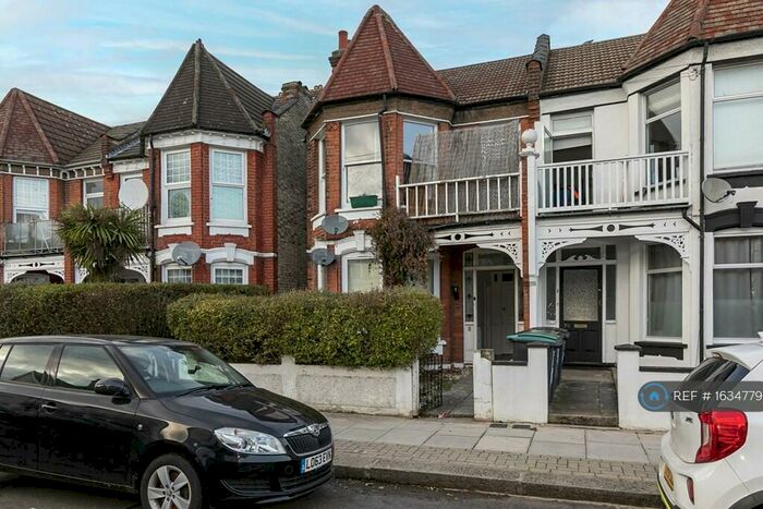 2 Bedroom Flat To Rent In Woodside Road, London, N22