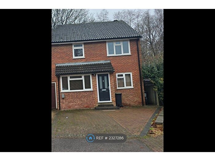 3 Bedroom Semi-Detached House To Rent In Papion Grove, Chatham, ME5