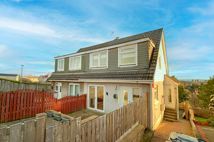 3 Bedroom Semi-Detached House For Sale In Braehead Road, Hardgate, G81