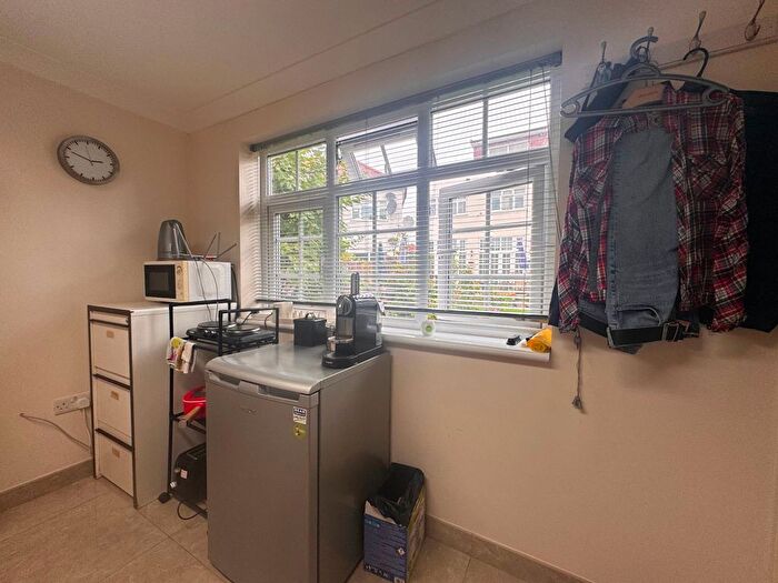 1 Bedroom Bungalow To Rent In Forty Lane, Wembley, HA9