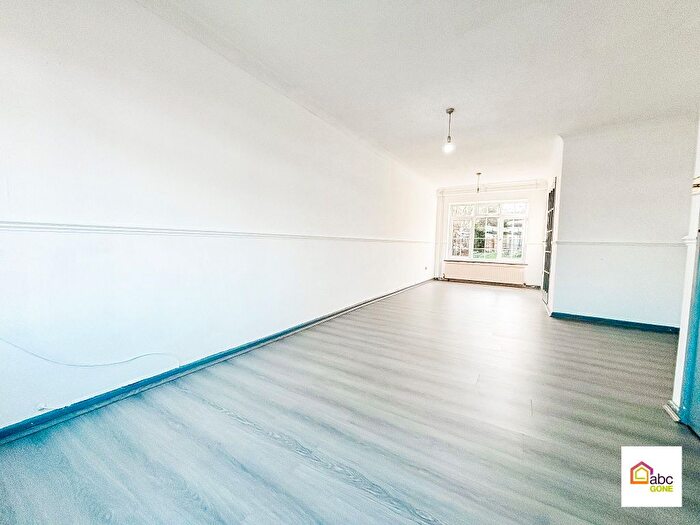 3 Bedroom Terraced House To Rent In Amwell View, New North Road, Ilford, IG6