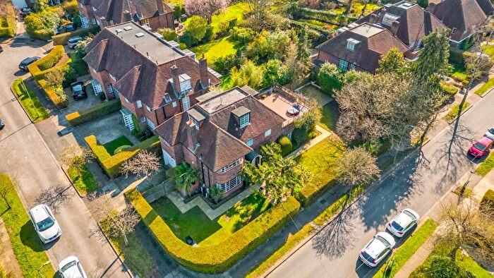 5 Bedroom Detached House For Sale In Spencer Drive, London, N2