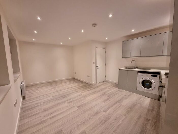 1 Bedroom Flat To Rent In High Street, Banstead, Surrey SM7