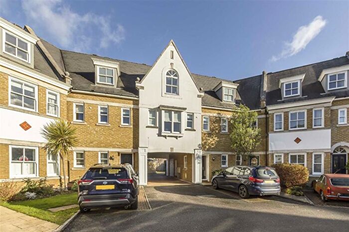 2 Bedroom Flat To Rent In Admiralty Way, Teddington, TW11