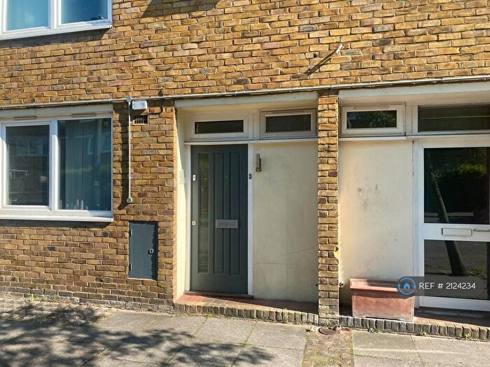 3 Bedroom Maisonette To Rent In Farnham House, London, NW1