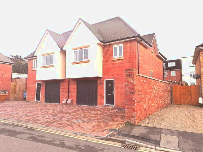 4 Bedroom Semi-Detached House To Rent In Westbeech Court, Banbury, OX16