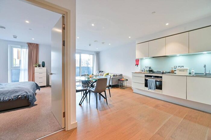 1 Bedroom Flat To Rent In Elephant Road, Elephant And Castle, London, SE17