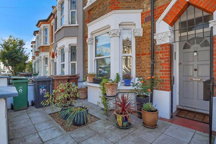 2 Bedroom Flat For Sale In Dawlish Road, London, E10
