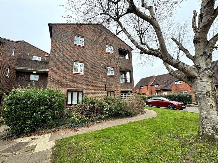 1 Bedroom Flat To Rent In Green Walk, Hampton, TW12