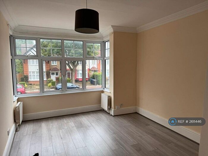 2 Bedroom Flat To Rent In Hallswelle Road, London, NW11