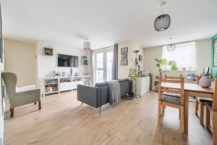 2 Bedroom Flat For Sale In Apartment Goldcrest House, Maidenhead, Berkshire, SL6