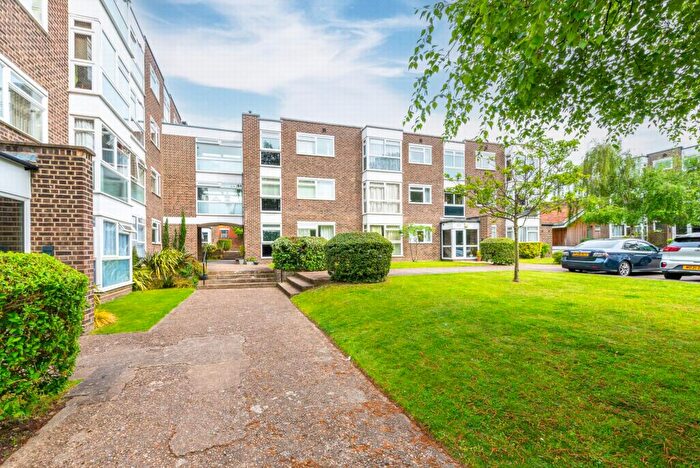 2 Bedroom Flat To Rent In The Squirrels, Belmont Hill, Lewisham, SE13