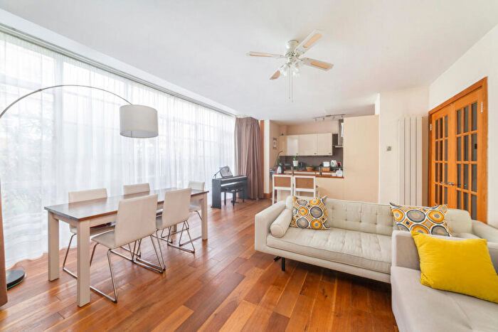 2 Bedroom Flat To Rent In Roy Square, Poplar, E14