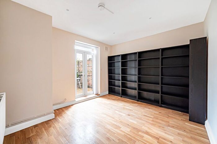 1 Bedroom Flat To Rent In Curwen Road, Ravenscourt Park, W12