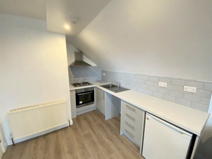 1 Bedroom Apartment To Rent In Bedroom Apartment - Gledhow Wood Avenue, Leeds, LS8