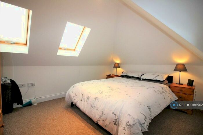 1 Bedroom Flat To Rent In High Road, Laindon, SS15