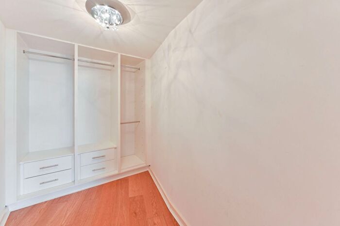 1 Bedroom Flat To Rent In Falcon Wharf, Battersea, London, SW11