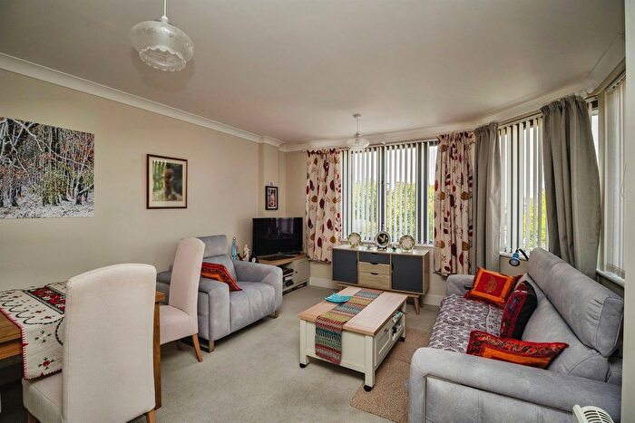 1 Bedroom Flat For Sale In Maumbury Gardens, Dorchester, DT1