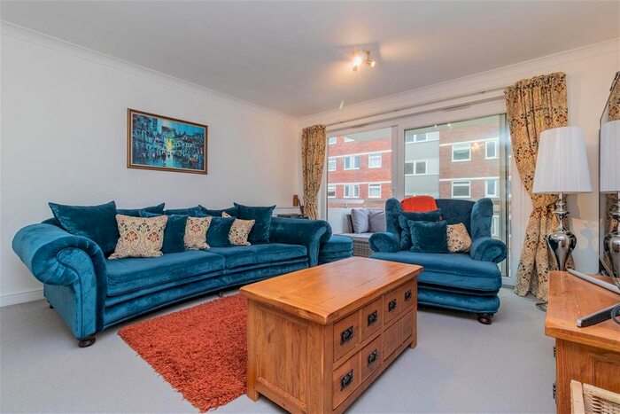 3 Bedroom Flat To Rent In Courtlands, Sheen Road, Richmond, TW10
