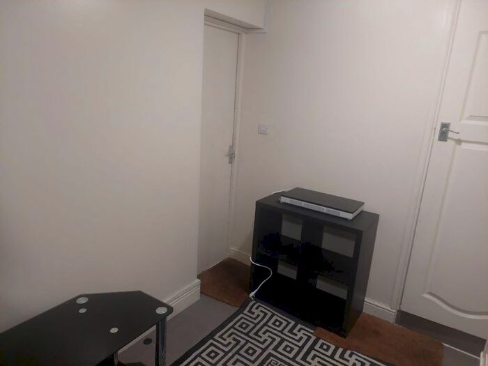 Studio To Rent In Studio, Caernarvon Close, Mitcham, CR4