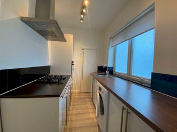 2 Bedroom Flat To Rent In Harrow Gardens, Warlingham, CR6