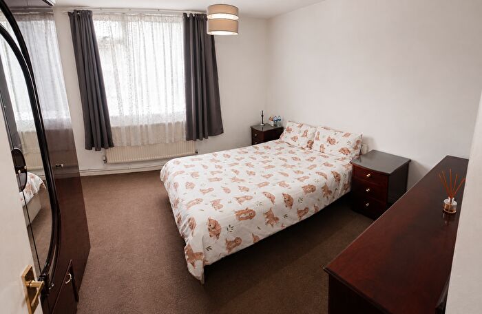 1 Bedroom Flat To Rent In Hardie Close, London, NW10