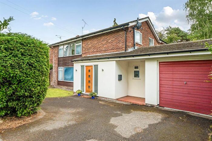 4 Bedroom Link Detached House For Sale In Finchampstead Road, Finchampstead, Berkshire, RG40